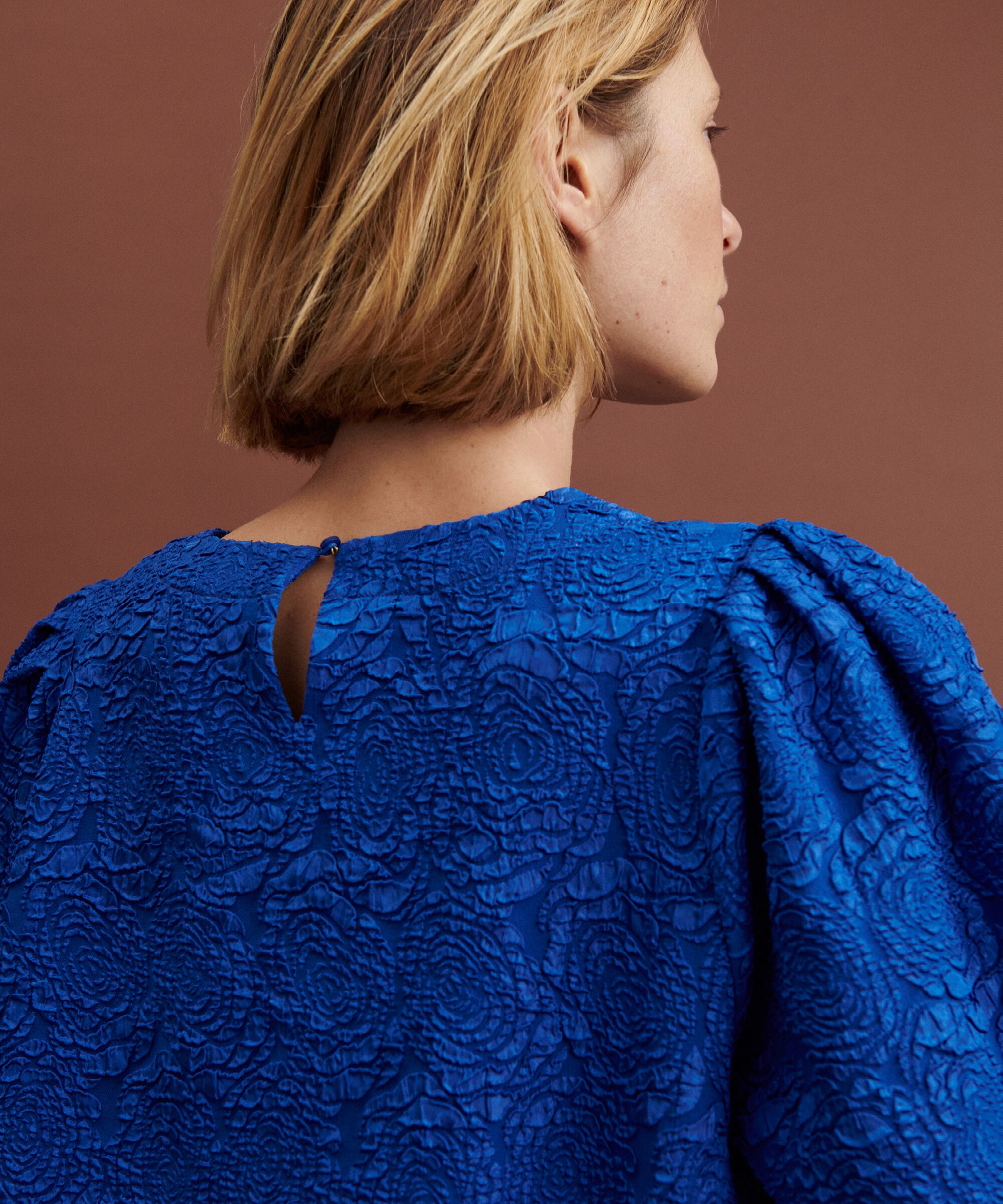 Nirisa Dress, Surf the web