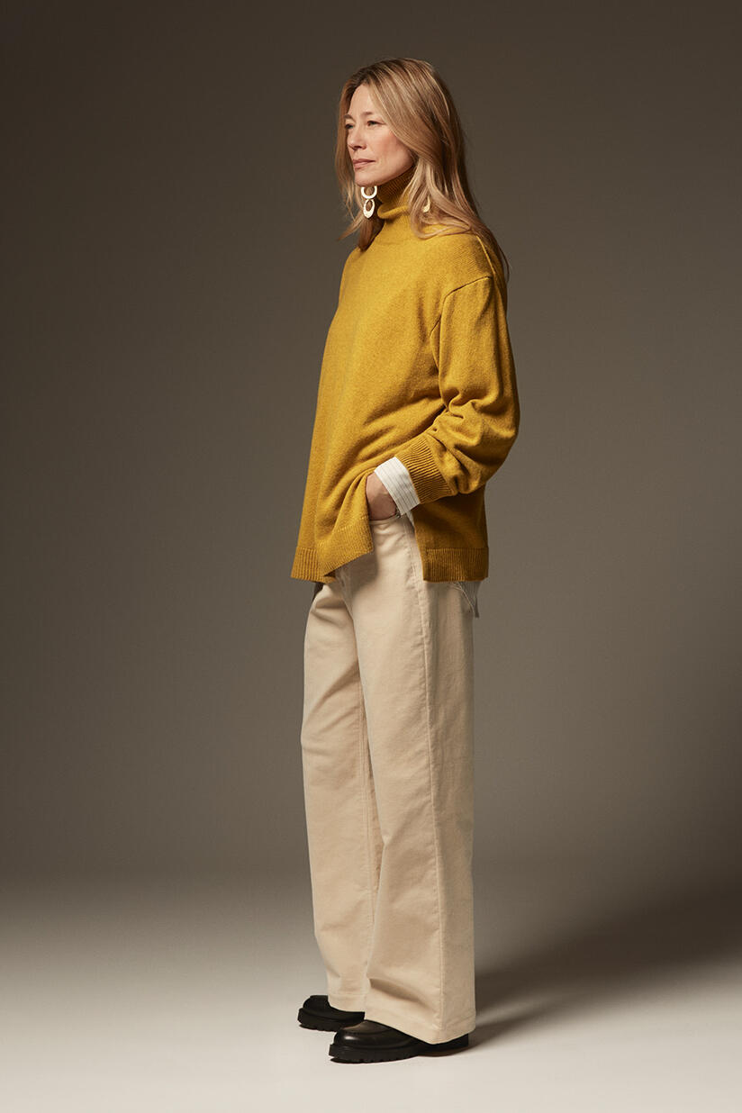 Faricka Pullover - Golden Green, Imma Shirt - White, Philine Trousers - Fog, Rumani Earrings - Gold