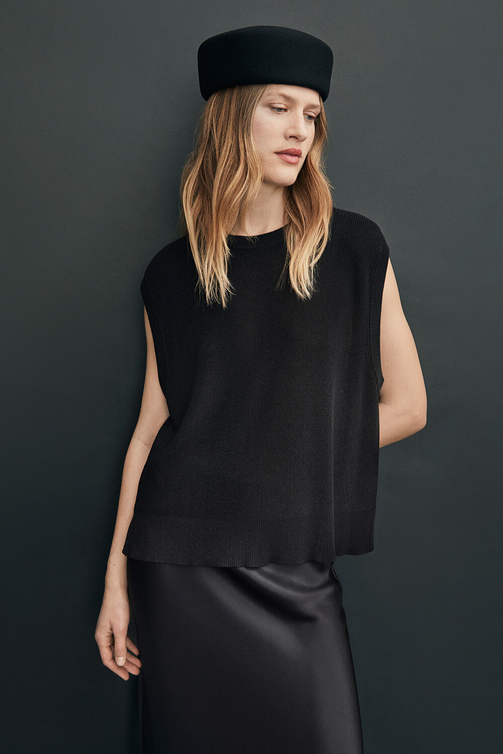 Fabel Top - Black, Riondra Wool Hat - Black, Solviera skirt - Black